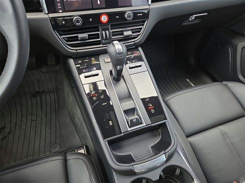 Certified 2026 Porsche Macan image 14