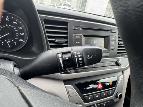 Used 2018 Hyundai Elantra SE image 30