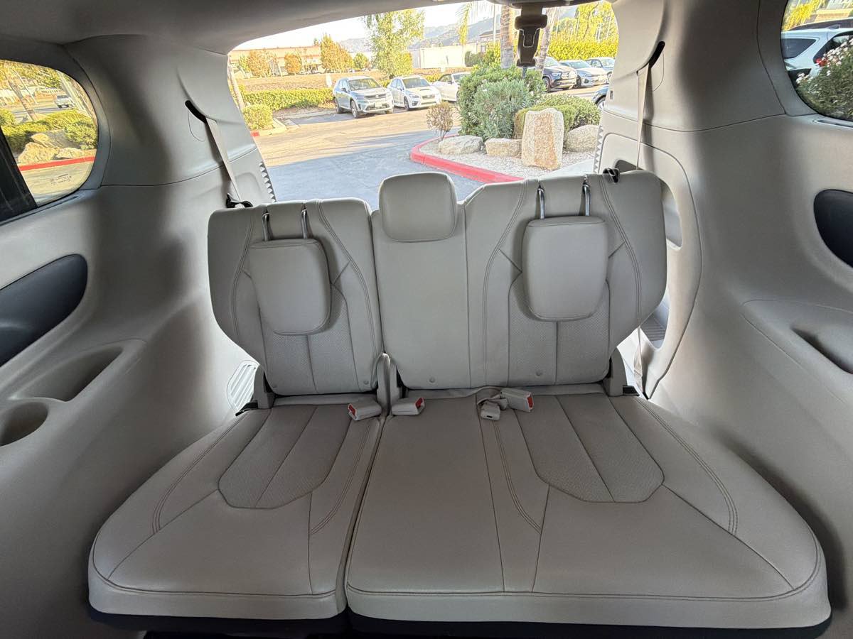 Used 2021 Chrysler Pacifica Touring-L FWD image 27