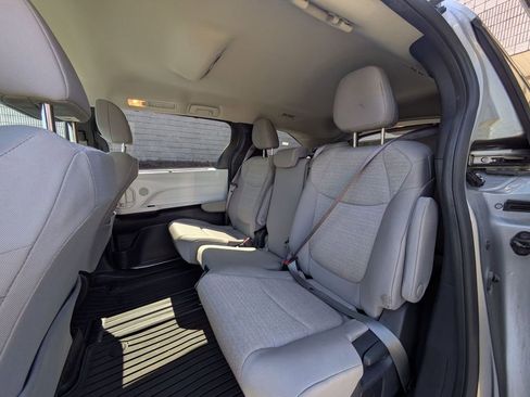 Used 2025 Toyota Sienna LE FWD image 27