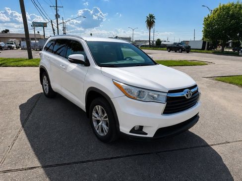 Used 2014 Toyota Highlander XLE FWD image 3