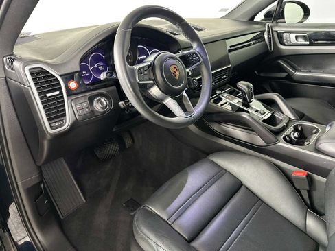 Certified 2022 Porsche Cayenne Platinum Edition image 4