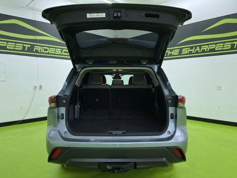 Used 2023 Toyota Highlander XLE image 9