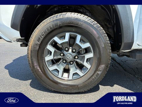Used 2020 Toyota Tacoma TRD Off-Road w/ TRD Premium Off Road Package AWD/4WD image 26
