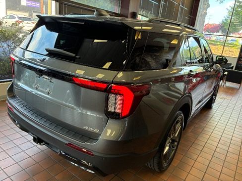 Used 2025 Ford Explorer ST-Line w/ ST-Line Street Pack AWD/4WD image 30