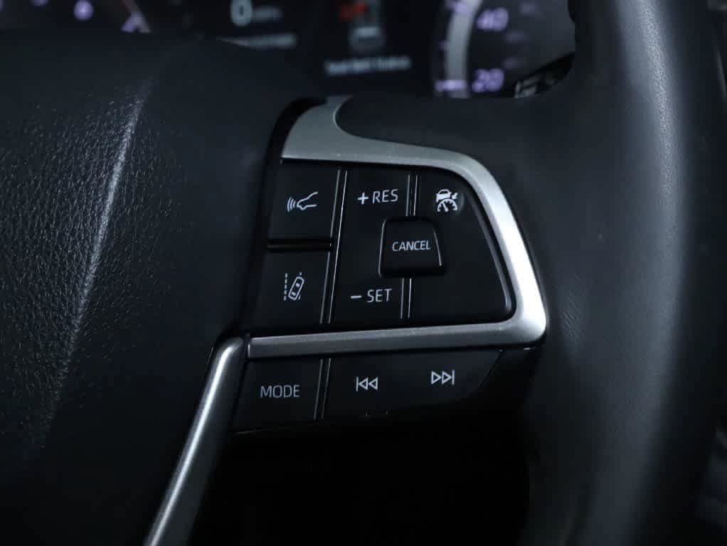 Used 2023 Toyota Highlander XLE FWD image 23