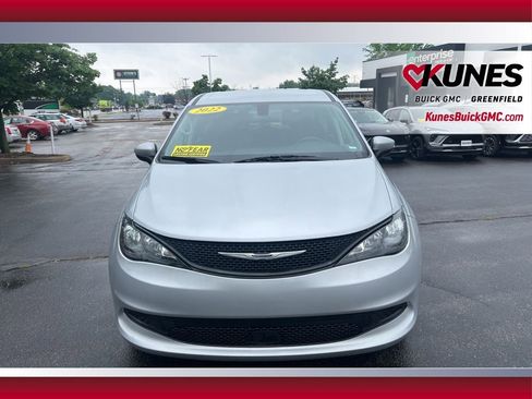 Used 2022 Chrysler Voyager LX FWD image 11