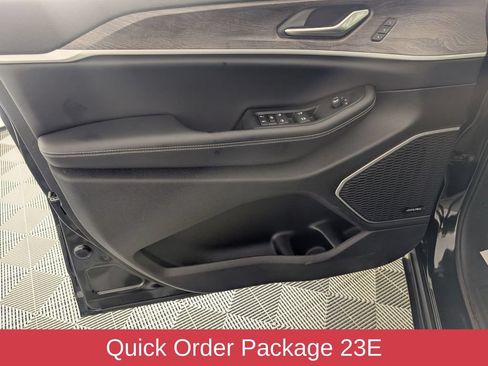 Used 2023 Jeep Grand Cherokee Limited w/ Luxury Tech Group II AWD/4WD image 11