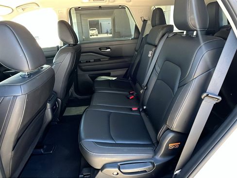 Used 2025 Nissan Pathfinder SL image 24