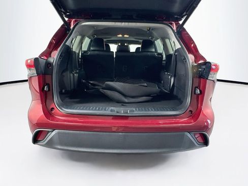 Used 2022 Toyota Highlander XLE AWD/4WD image 30