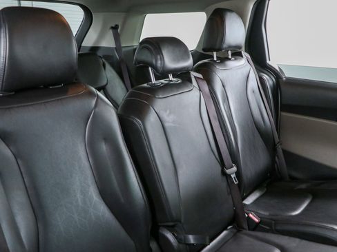 Used 2025 Kia Carnival FWD image 28