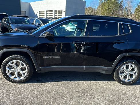 Used 2024 Jeep Compass Latitude image 11