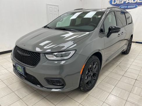 Used 2025 Chrysler Pacifica Limited image 16