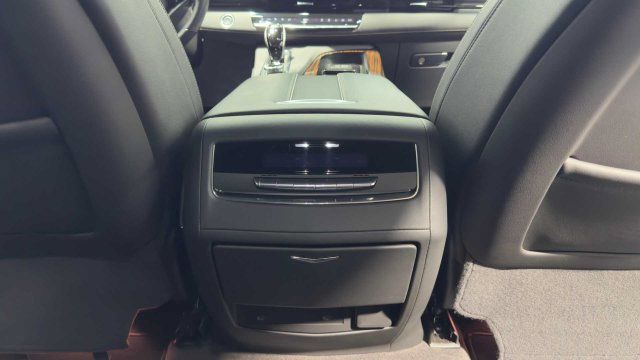 Used 2024 Cadillac Escalade Luxury RWD image 17