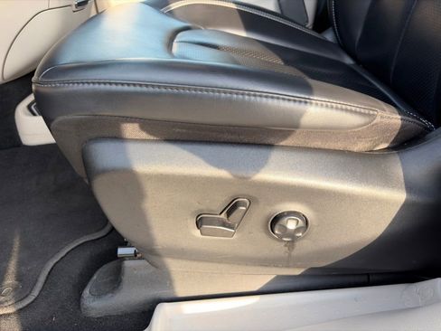 Used 2023 Chrysler Pacifica Touring-L FWD image 12