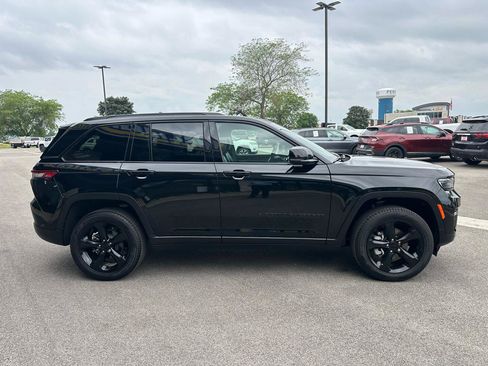 Used 2025 Jeep Grand Cherokee Limited w/ Black Appearance Package AWD/4WD image 8