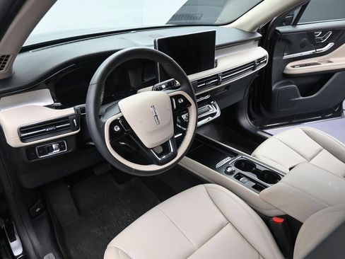 Used 2025 Lincoln Corsair AWD image 12