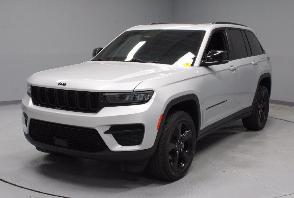 Used 2023 Jeep Grand Cherokee Altitude AWD/4WD image 6