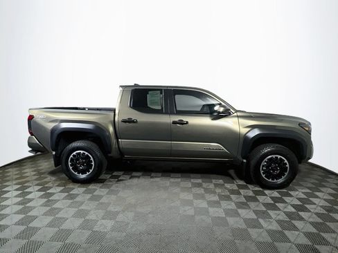 Certified 2025 Toyota Tacoma TRD Off-Road AWD/4WD image 8