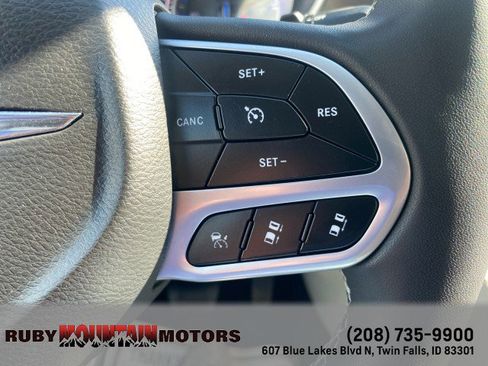 Used 2023 Chrysler Pacifica Touring-L image 17