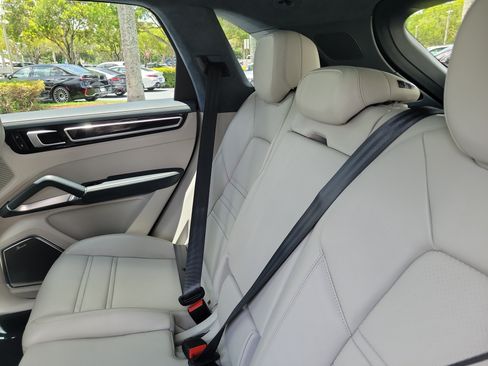 Used 2022 Porsche Cayenne Turbo AWD/4WD image 7