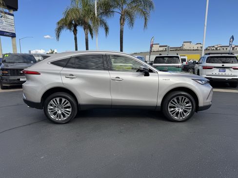 Used 2021 Toyota Venza XLE image 11