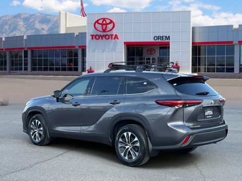 Used 2022 Toyota Highlander XLE AWD/4WD image 6