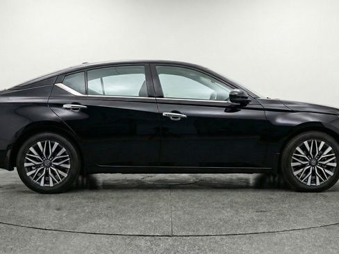Used 2025 Nissan Altima 2.5 SV image 11