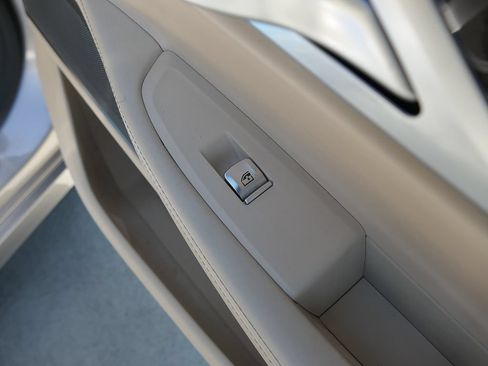 Used 2020 BMW 740i w/ Premium Package RWD image 28