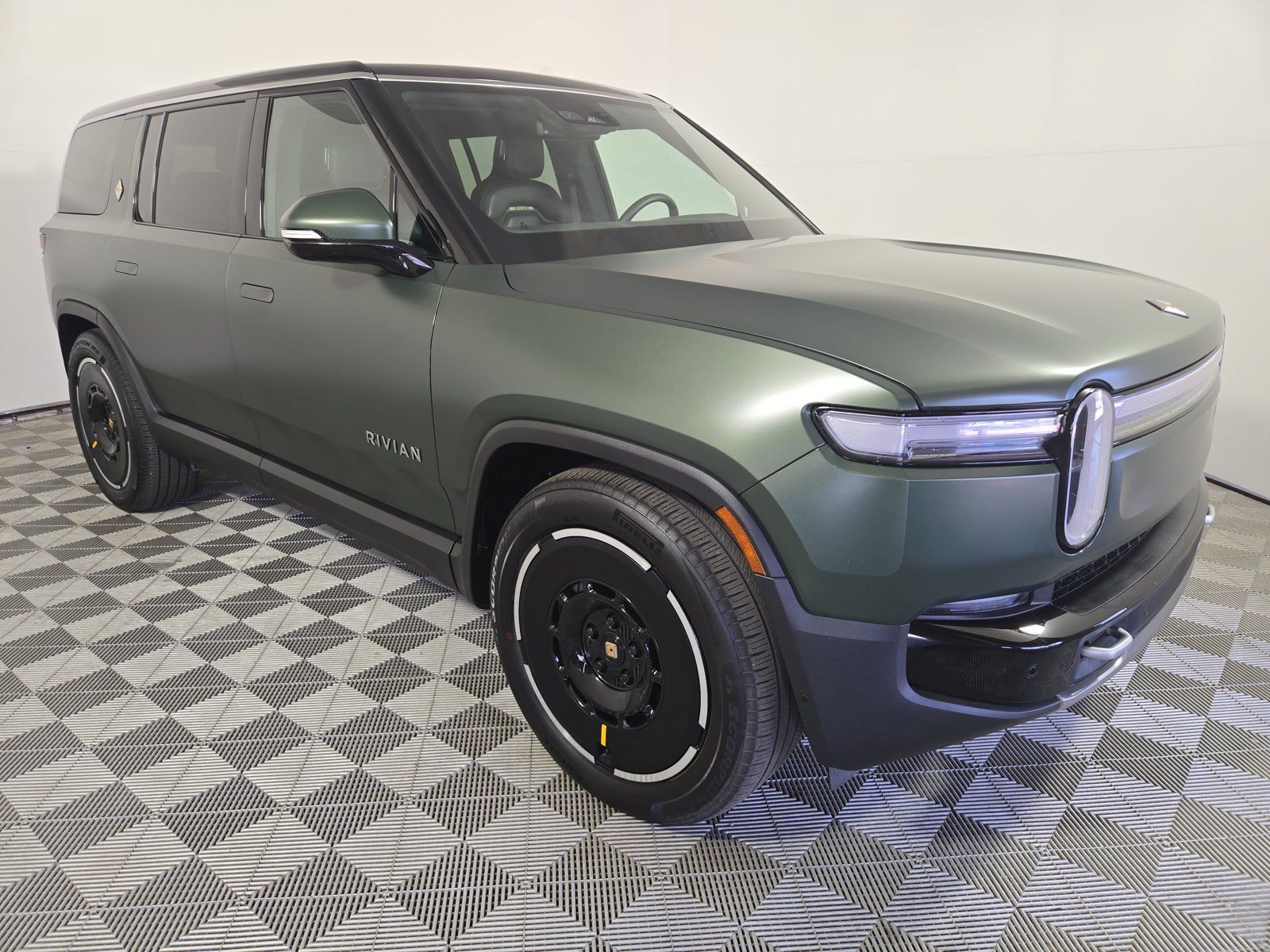 Used 2025 Rivian R1S Adventure Dual AWD/4WD image 7