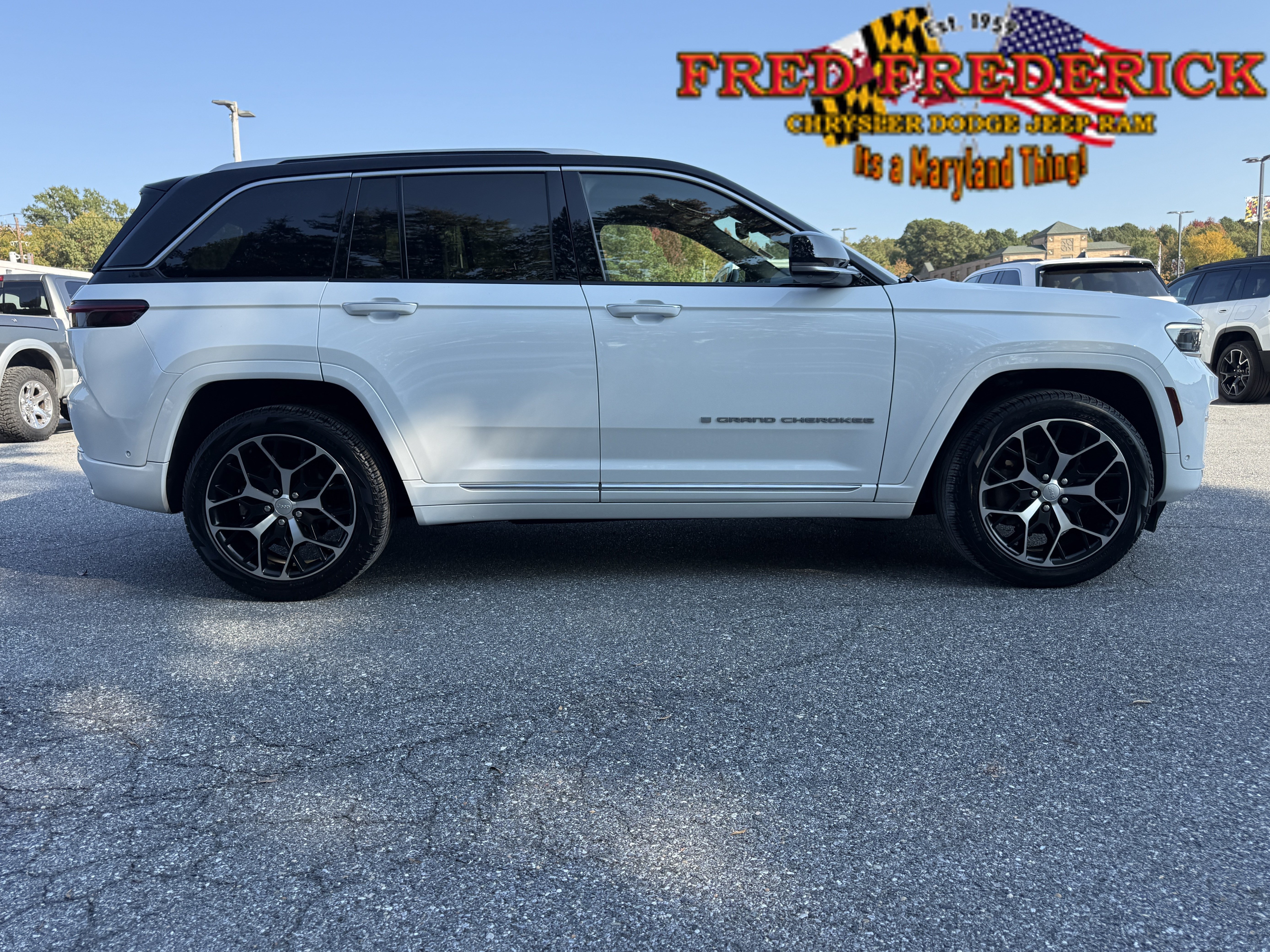 Used 2022 Jeep Grand Cherokee Summit AWD/4WD image 8