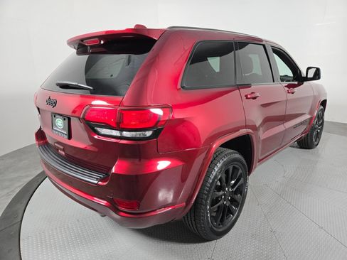Used 2022 Jeep Grand Cherokee Laredo AWD/4WD image 2