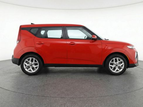 Used 2025 Kia Soul LX w/ LX Technology Package FWD image 11