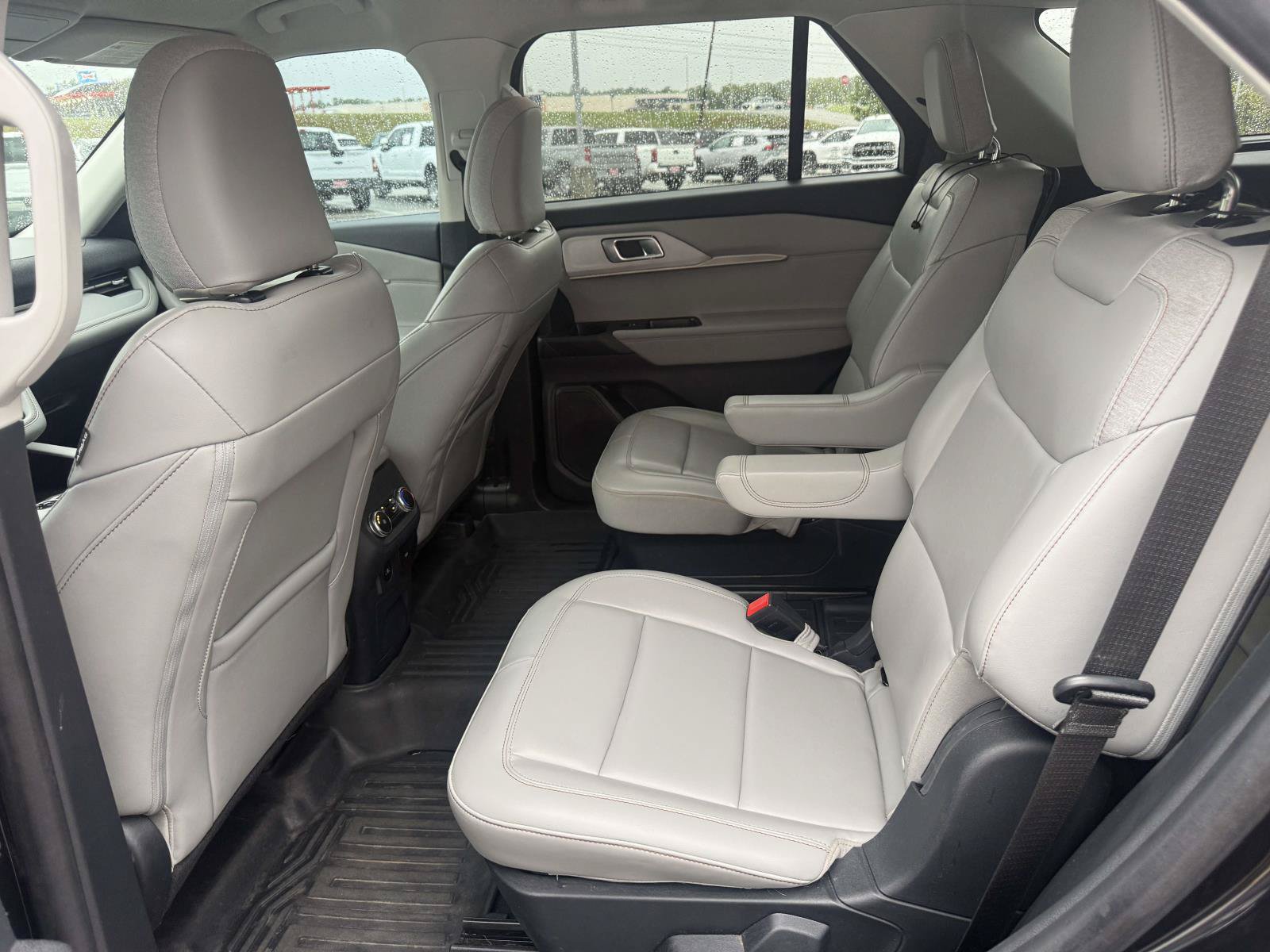 Used 2025 Ford Explorer Active w/ Active Comfort Package RWD image 6