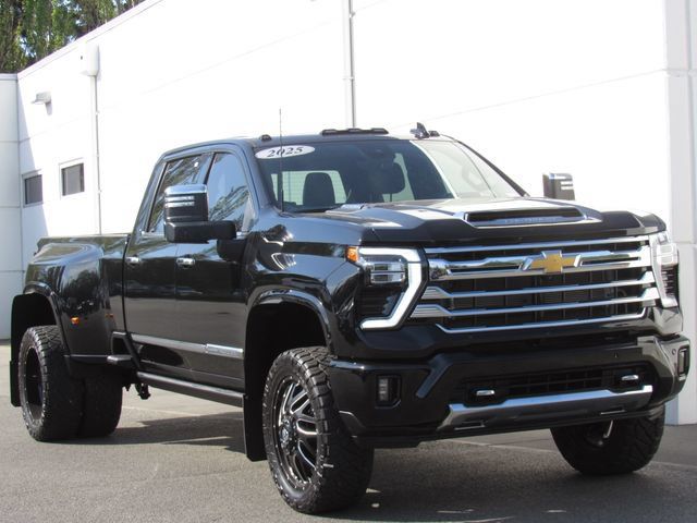 Used 2025 Chevrolet Silverado 3500 High Country w/ High Country Premium Package AWD/4WD image 2