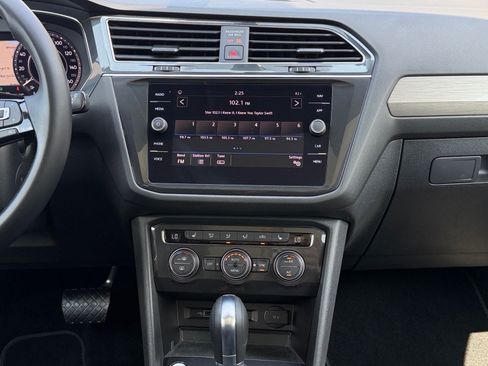 Used 2019 Volkswagen Tiguan SEL FWD image 19