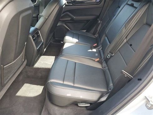 Used 2021 Porsche Cayenne image 33