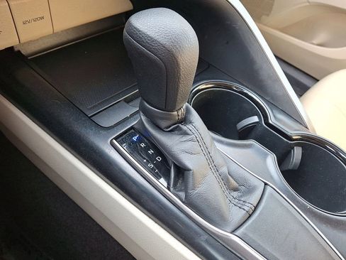 Used 2018 Toyota Camry LE image 14