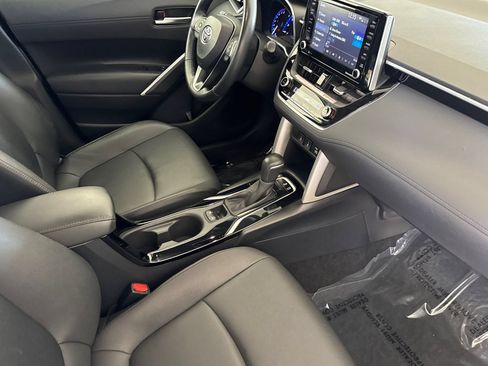 Used 2022 Toyota Corolla Cross XLE w/ Convenience Package FWD image 18