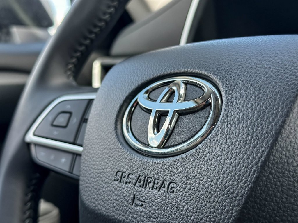 Certified 2025 Toyota Highlander XLE FWD image 34