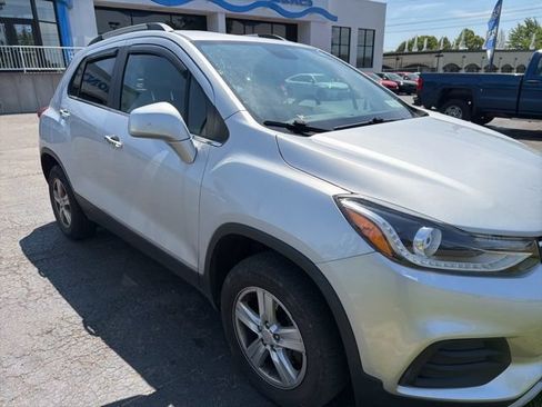 Used 2017 Chevrolet Trax LT w/ LT Convenience Package AWD/4WD image 2