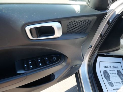 Used 2023 Hyundai Venue SEL FWD image 15