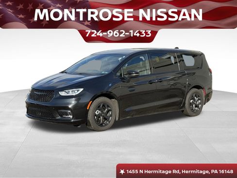 Used 2023 Chrysler Pacifica Touring-L w/ Uconnect Theater Family Group image 1