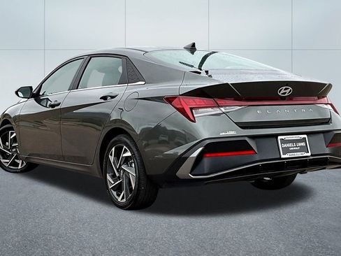 Used 2024 Hyundai Elantra SEL w/ Convenience Package image 10