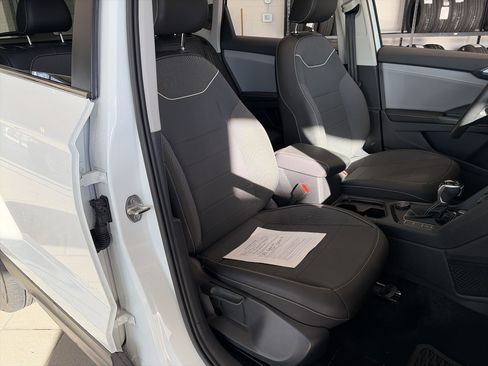 Used 2024 Volkswagen Taos SE w/ Panoramic Sunroof Package image 37