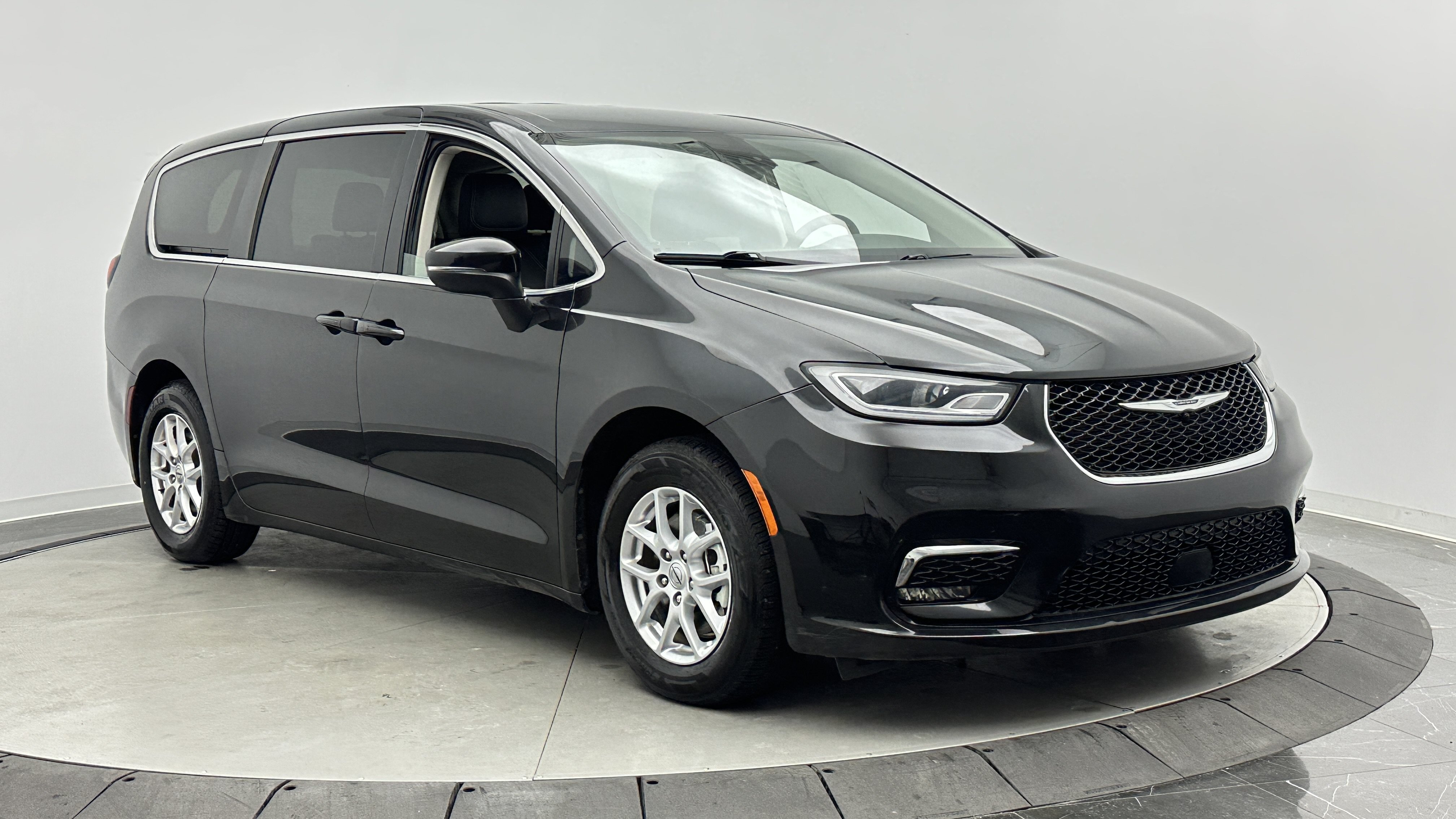 Used 2023 Chrysler Pacifica Touring-L FWD image 3