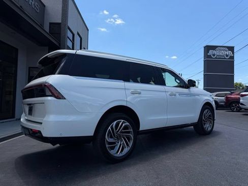 Used 2025 Lincoln Navigator Reserve AWD/4WD image 3
