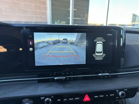 Used 2024 Kia Carnival EX image 25