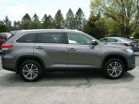 Used 2019 Toyota Highlander XLE AWD/4WD image 15