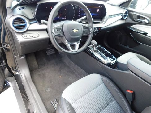 Used 2025 Chevrolet Trax LT w/ LT Convenience Package FWD image 13